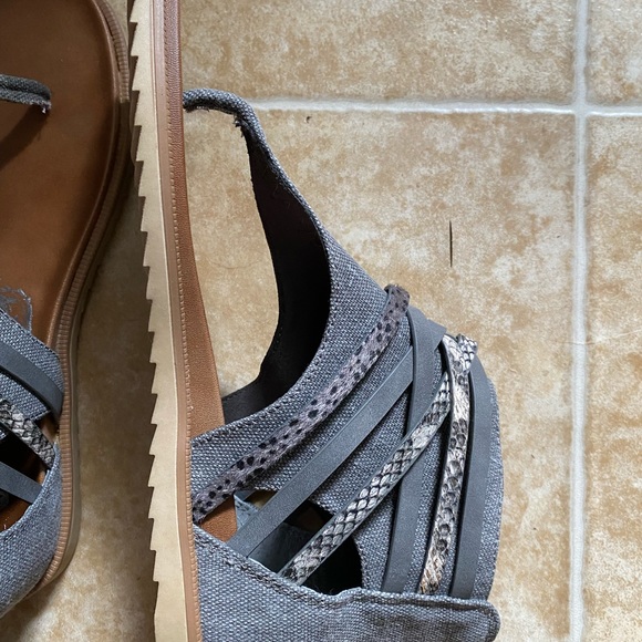 Brand new, never worn Size 11 gray sandals. - Picture 3 of 5